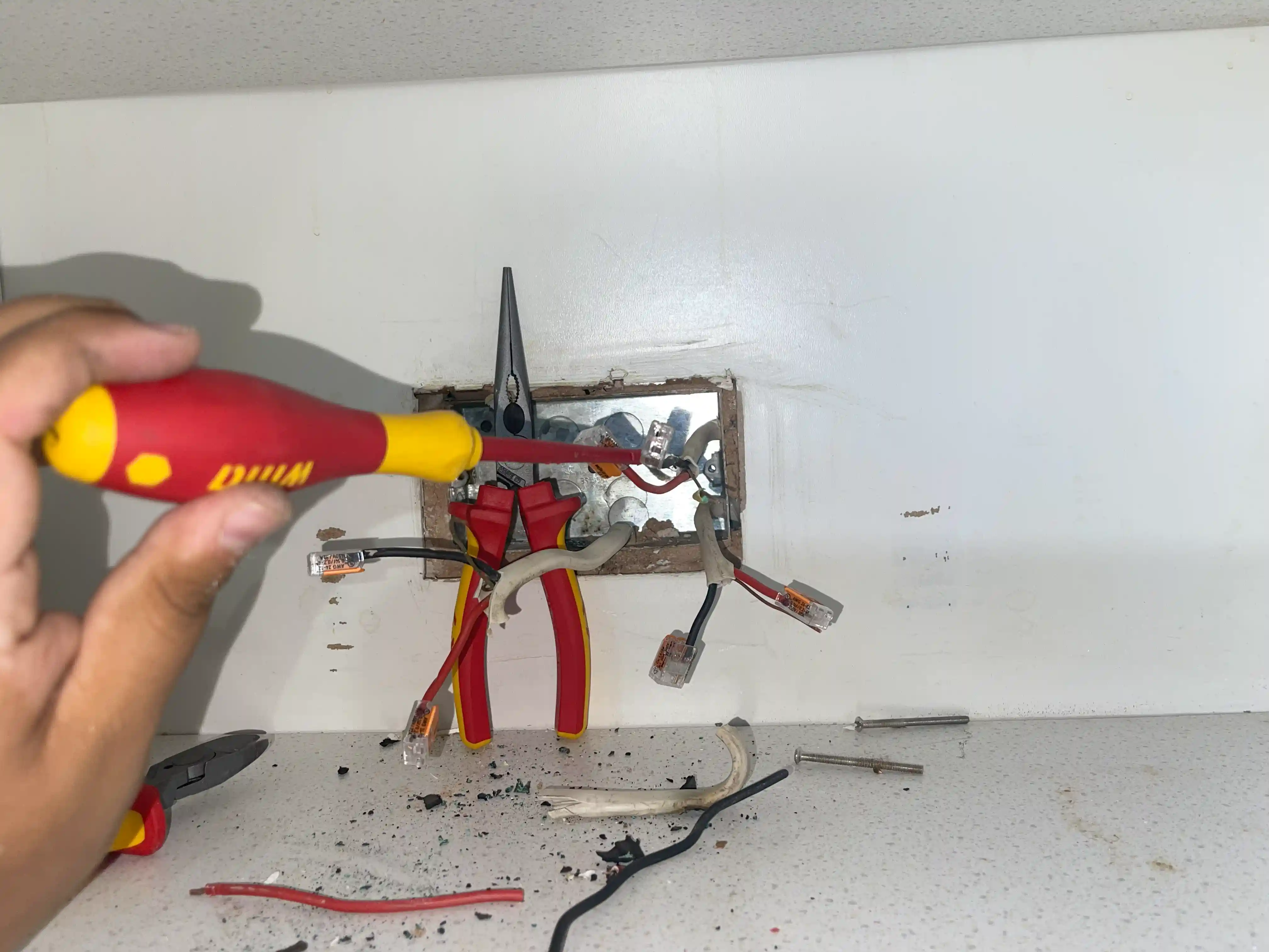 24 Hours Emergency Electrician near Hook